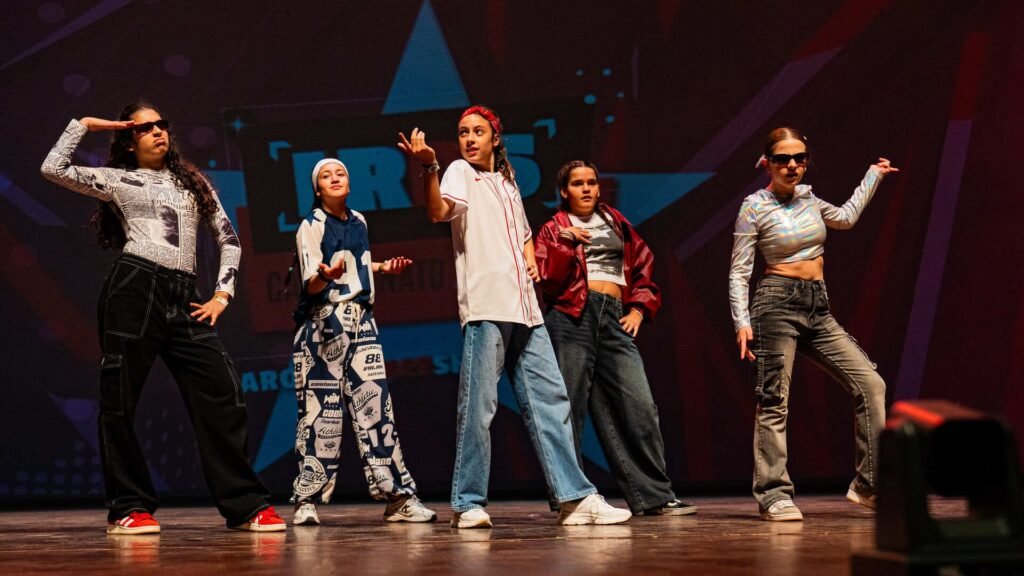 las chicas de seven street bailando